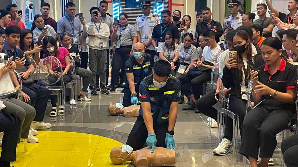 Persons being trained on CPR in the Philippines.